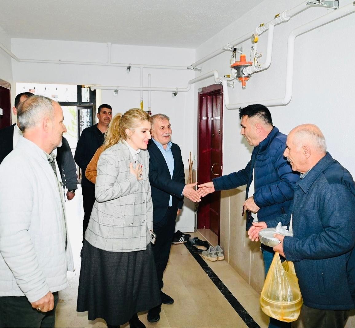 Milletvekili Ölmeztoprak gönüllere dokundu
