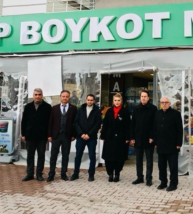 Milletvekili Ölmeztoprak’tan ‘KOP Boykot Market’e ziyaret
Milletvekili Ölmeztoprak’tan ‘KOP Boykot Market’e ziyaret
