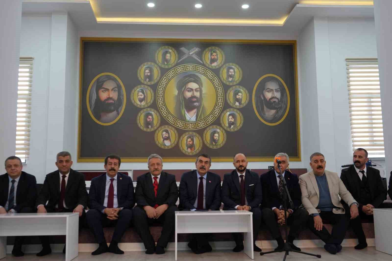 Milli Eğitim Bakanı Prof. Dr. Yusuf Tekin, Erzurum’da cemevini ziyaret etti
