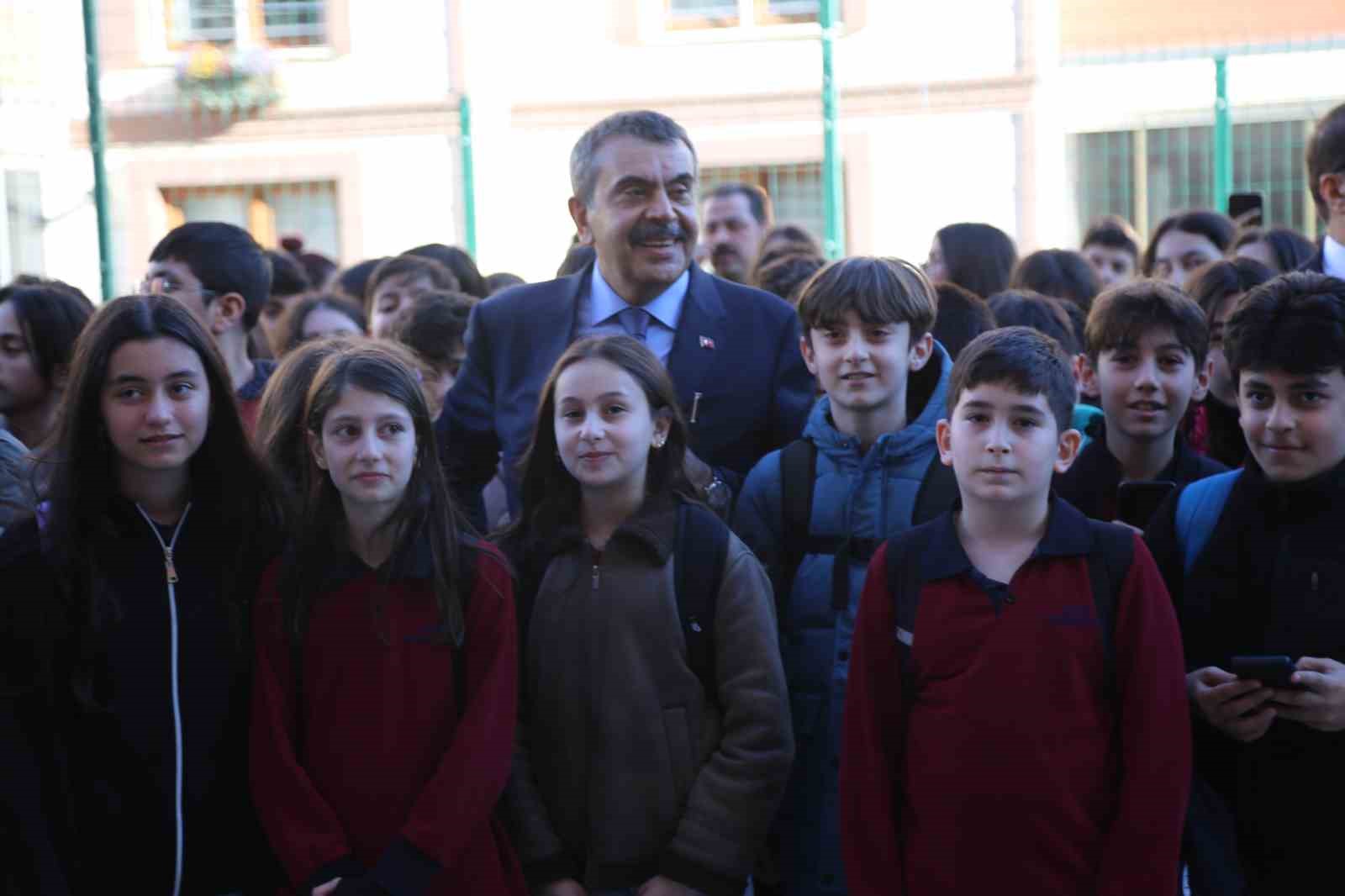 Milli Eğitim Bakanı Tekin, Artvin’de öğrencilerle bir araya geldi
