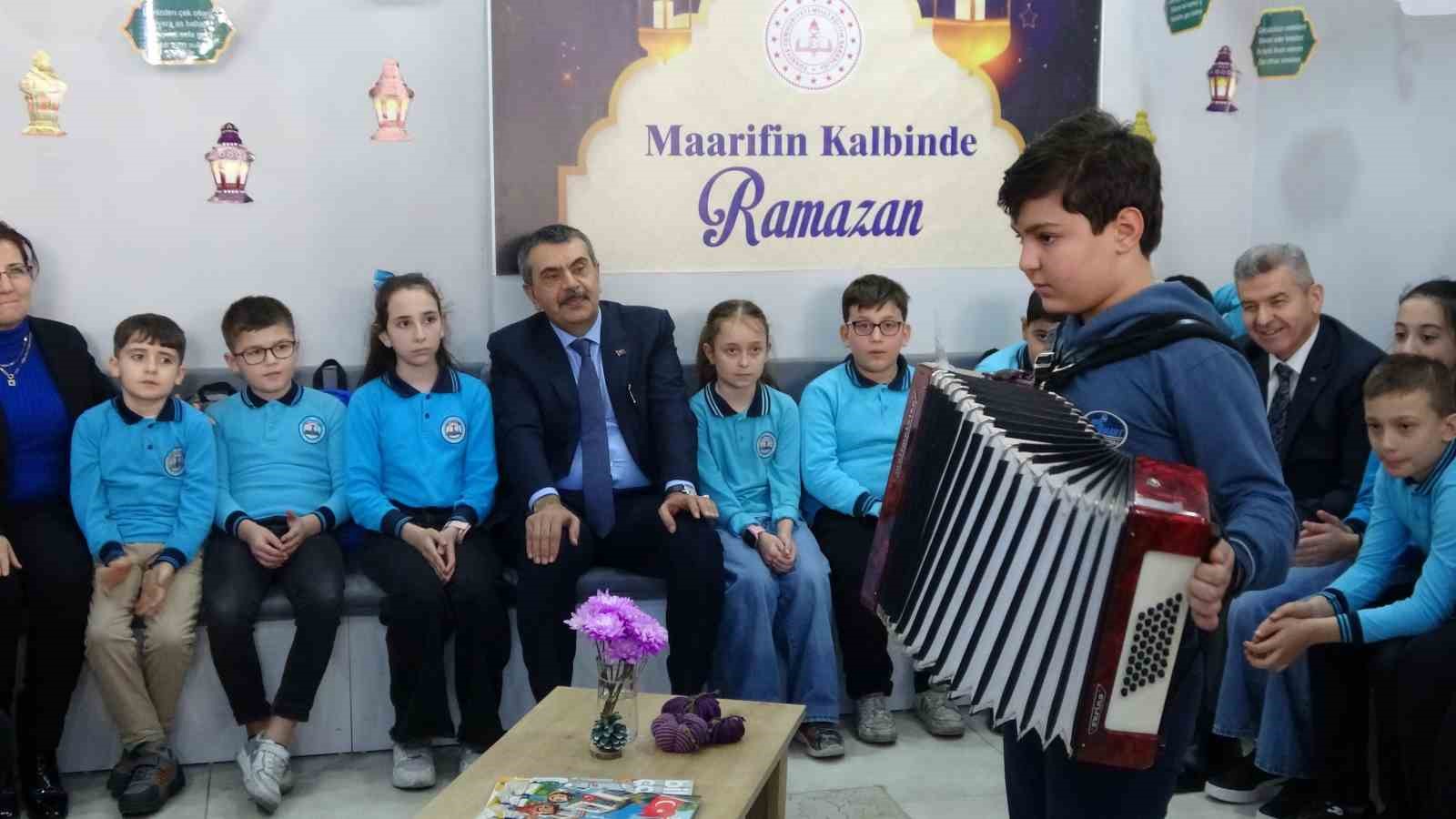 Milli Eğitim Bakanı Tekin, Artvin’de öğrencilerle bir araya geldi
