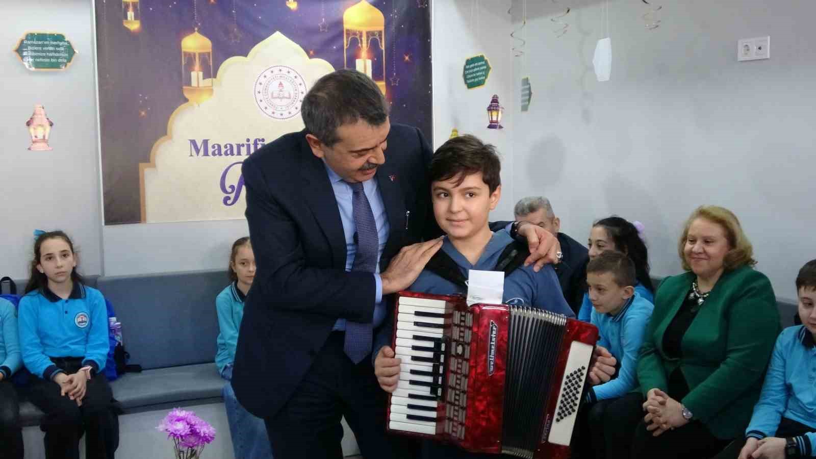 Milli Eğitim Bakanı Tekin, Artvin’de öğrencilerle bir araya geldi
