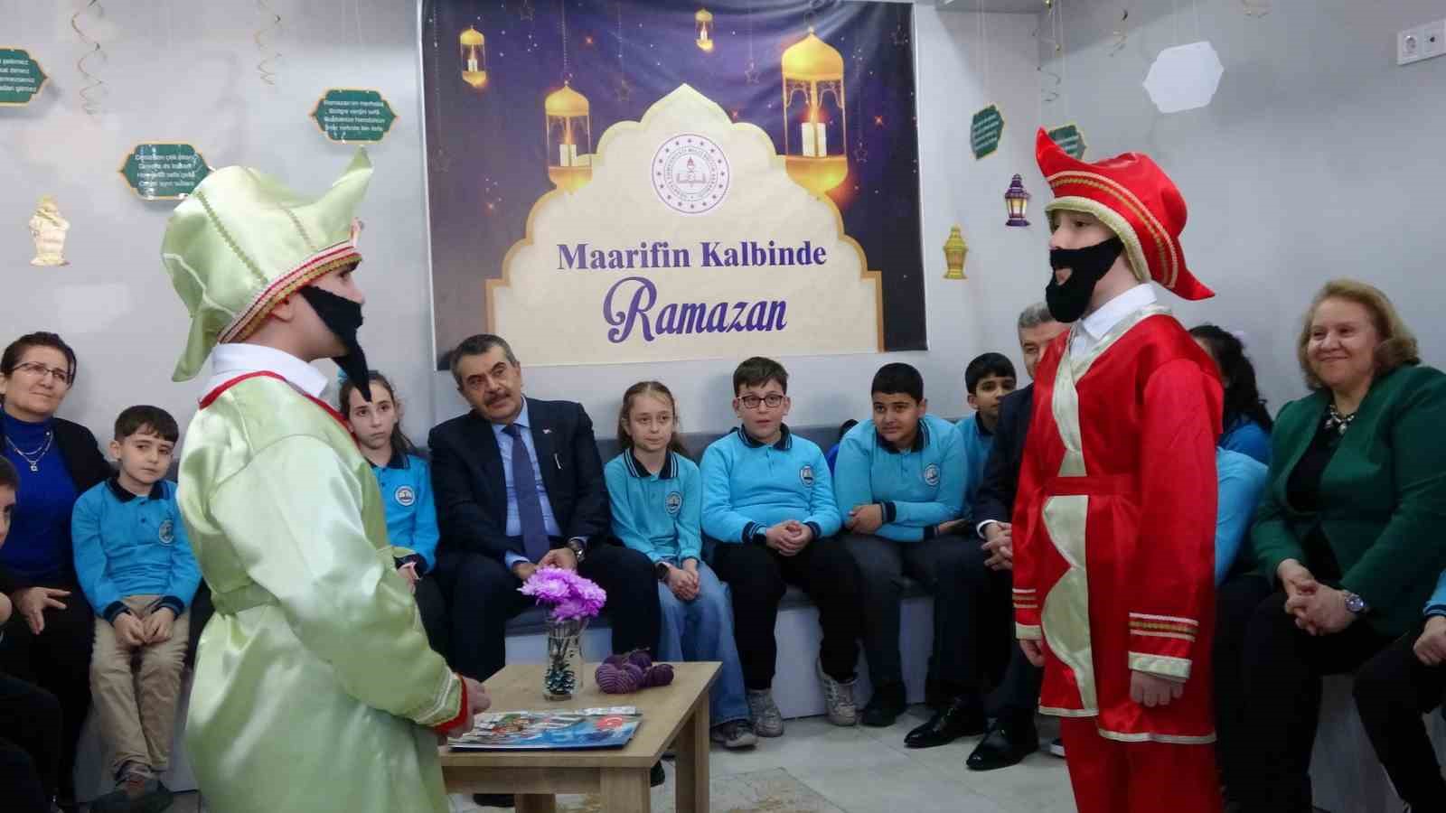 Milli Eğitim Bakanı Tekin, Artvin’de öğrencilerle bir araya geldi
