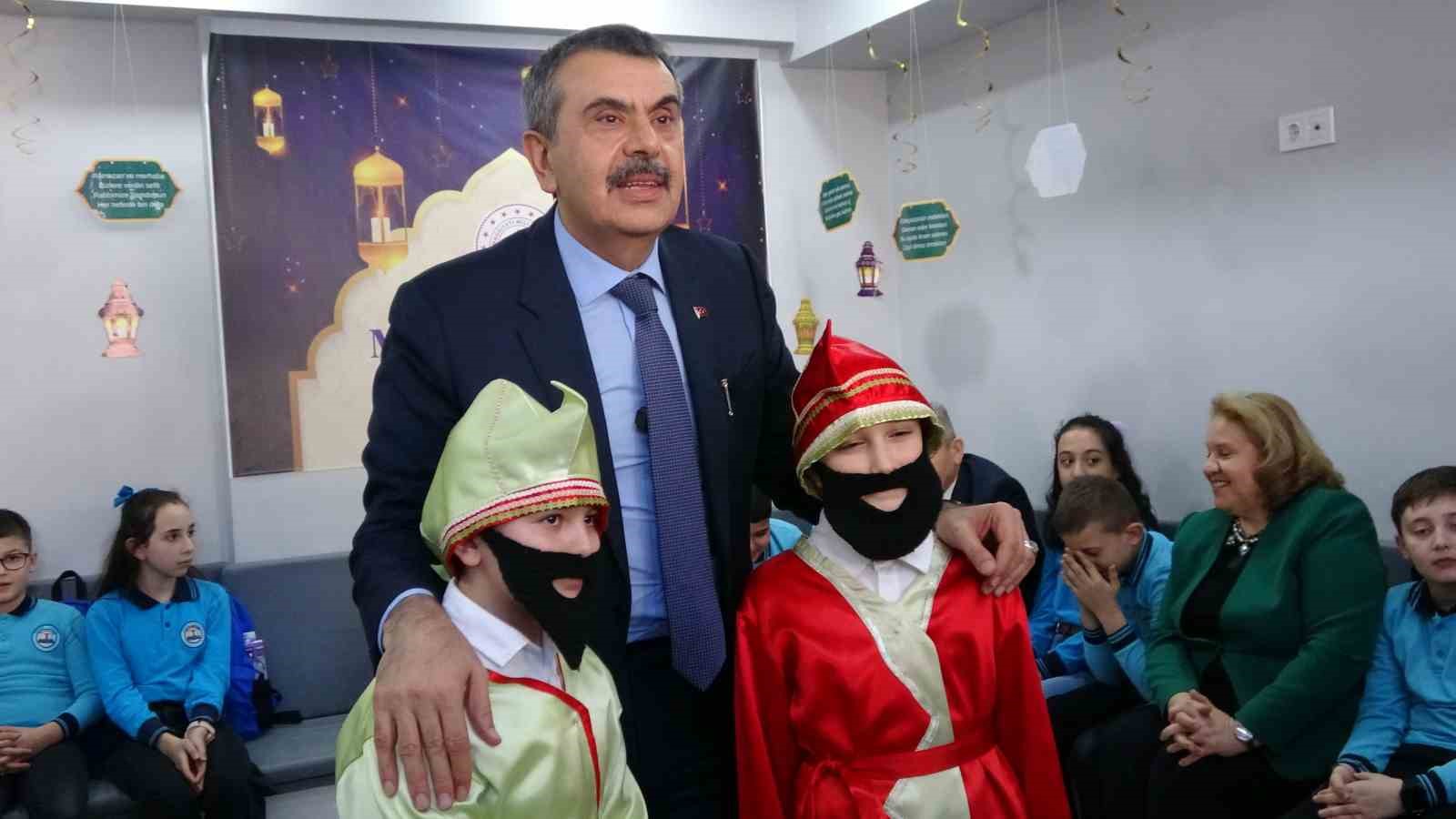 Milli Eğitim Bakanı Tekin, Artvin’de öğrencilerle bir araya geldi
