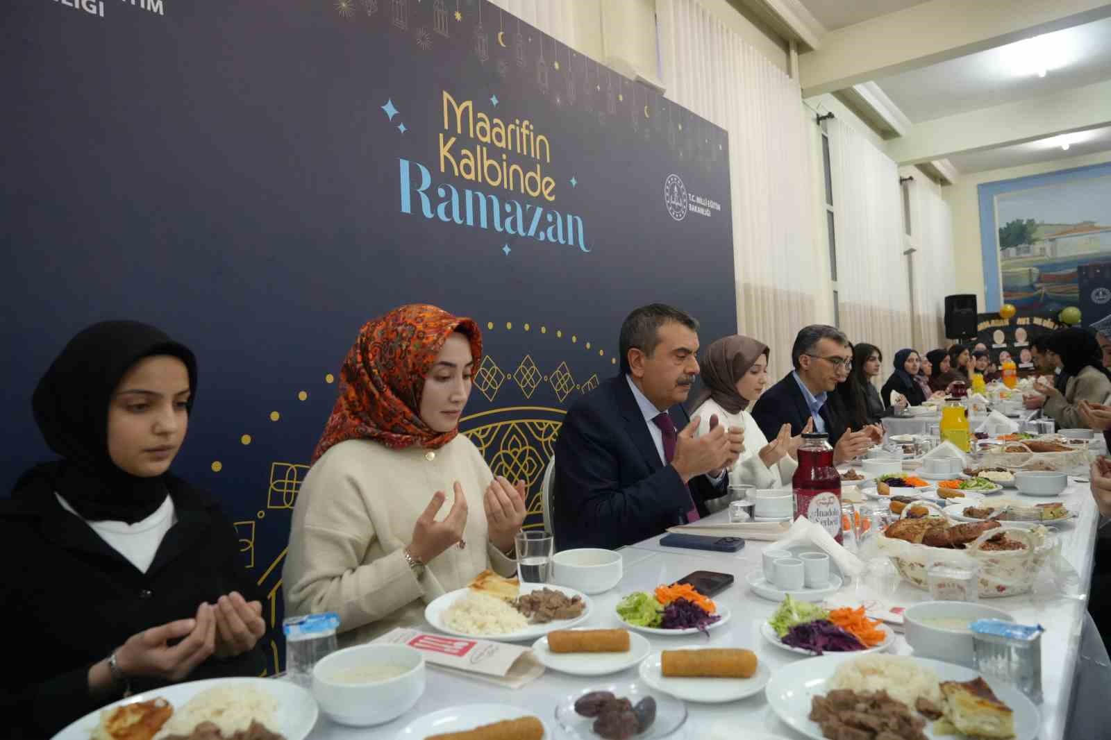 Milli Eğitim Bakanı Tekin, Erzurum’da şehit aileleri ve gazilerle buluştu, ilk iftarını öğrencilerle açtı

