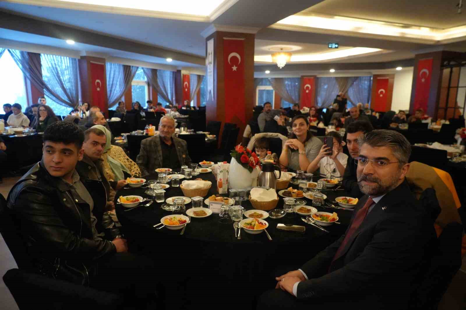 Milli Eğitim Bakanı Tekin, Erzurum’da şehit aileleri ve gazilerle buluştu, ilk iftarını öğrencilerle açtı
