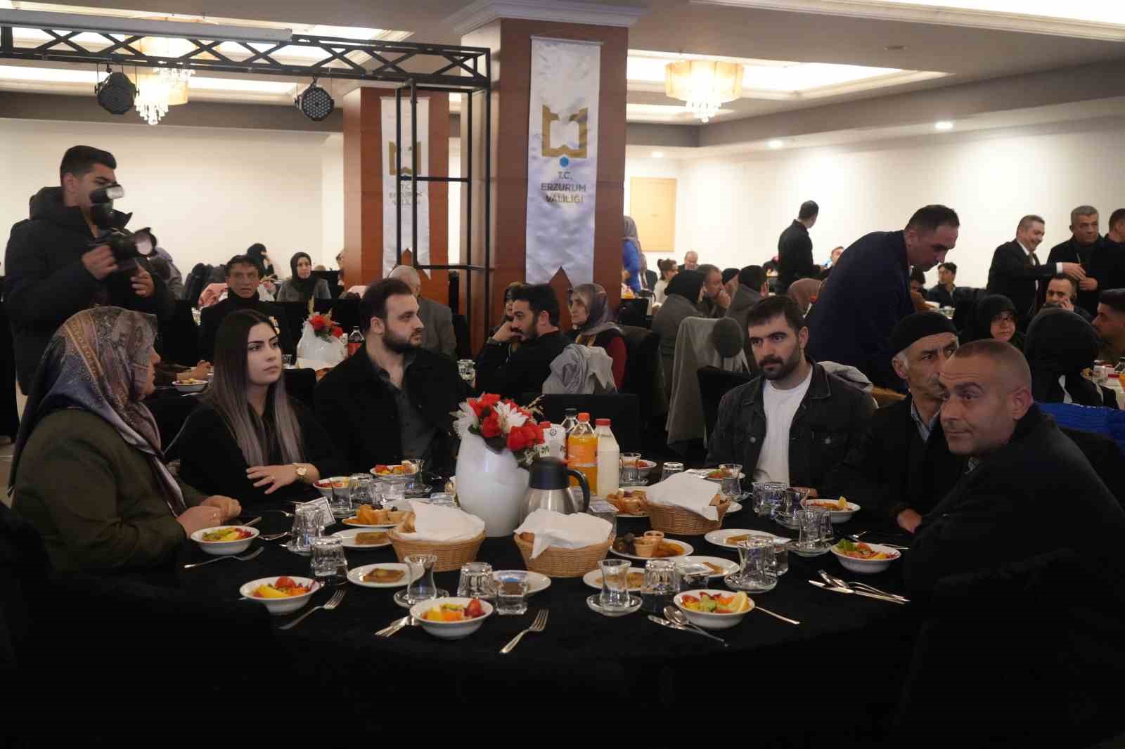 Milli Eğitim Bakanı Tekin, Erzurum’da şehit aileleri ve gazilerle buluştu, ilk iftarını öğrencilerle açtı
