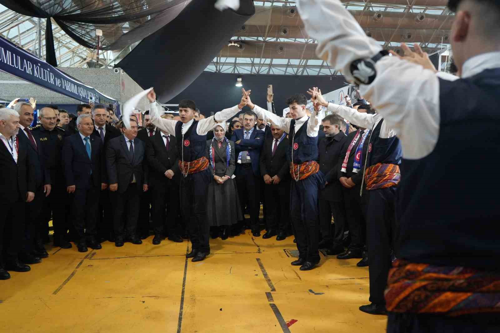 Milli Eğitim Bakanı Tekin: "Türkiye Cumhuriyeti’nin en önemli mihenk taşlarından biri Erzurum’dur"
Milli Eğitim Bakanı Tekin: "Türkiye Cumhuriyeti’nin en önemli mihenk taşlarından biri Erzurum’dur"