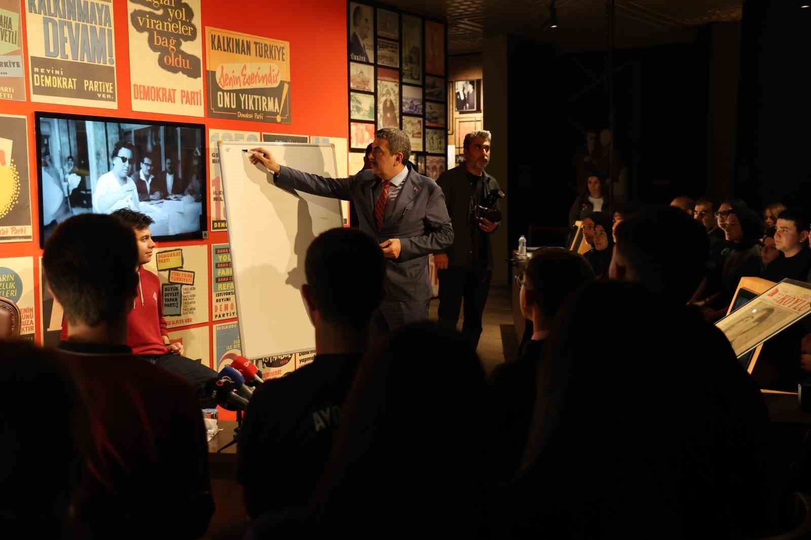 Milli Eğitim Bakanı Tekin’den Aydın’da ’Demokrasi ve Însan’ dersi
