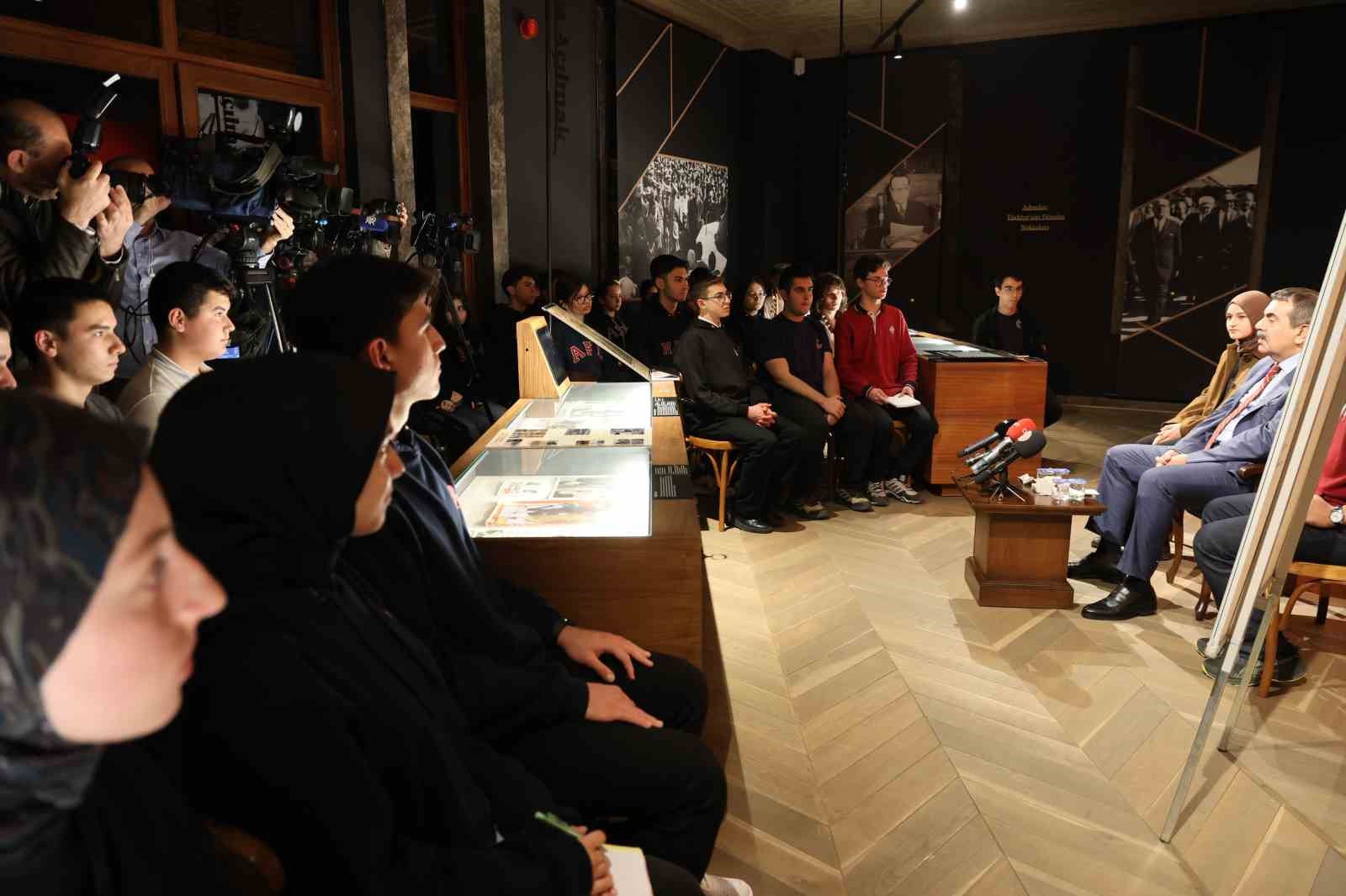 Milli Eğitim Bakanı Tekin’den Aydın’da ’Demokrasi ve Însan’ dersi
