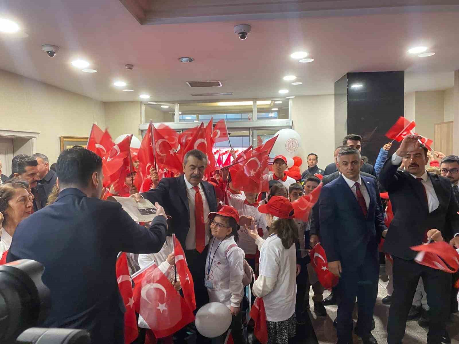 Milli Eğitim Bakanlığı’nda 23 Nisan’da anlamlı devir teslim
