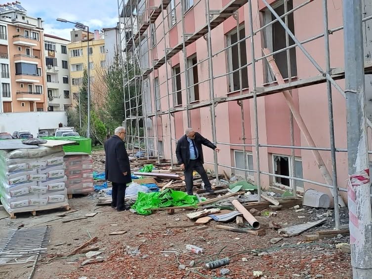 Milli Eğitim Müdürü Esmen, Halk Eğitimi Merkezi’ndeki çalışmaları yerinde inceledi
