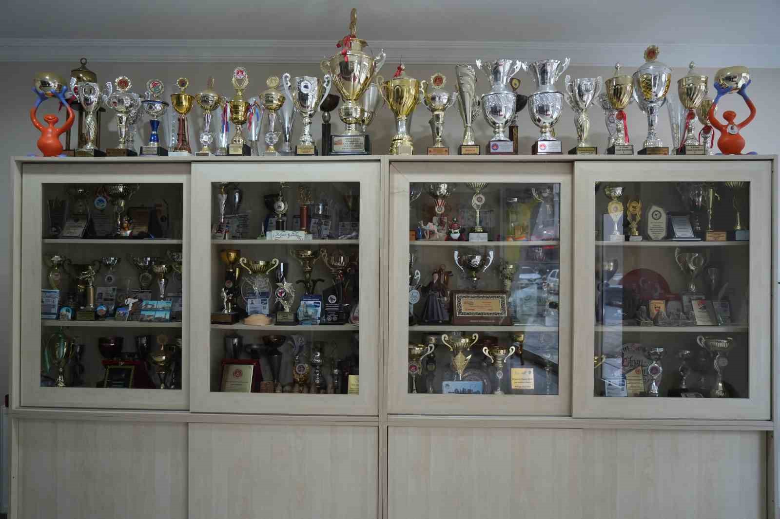 Milli karateci Eray Şamdan veda kararının perde arkasını anlattı
Milli karateci Eray Şamdan veda kararının perde arkasını anlattı