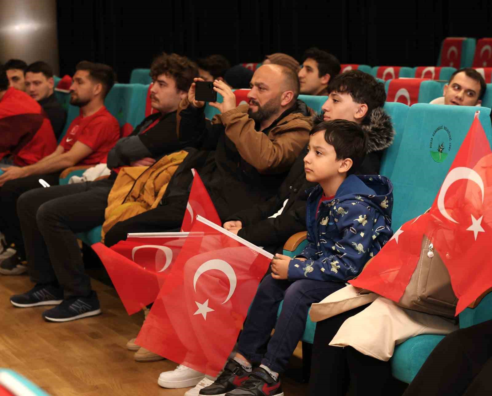 Milli maç heyecanı Osmangazi’de dev ekranda yaşandı
