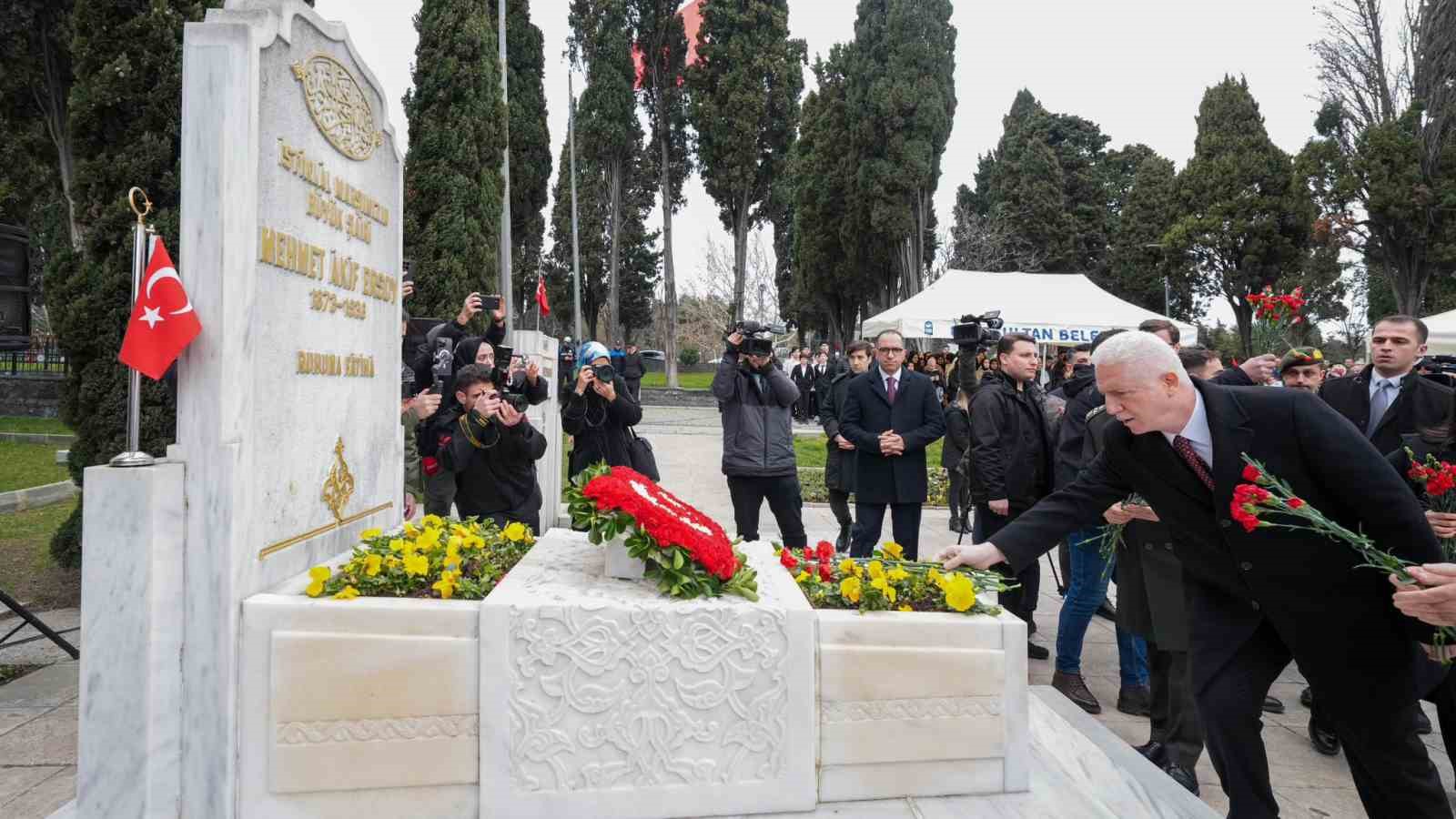 Milli şair Mehmet Akif Ersoy, İstiklal Marşı’nın kabulünün 105’inci yılında kabri başında anıldı
