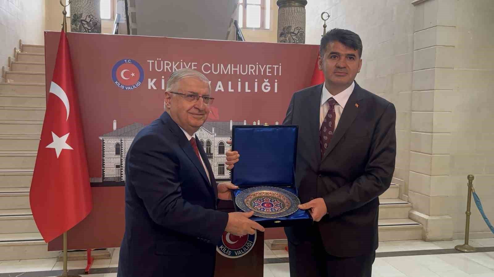 Milli Savunma Bakanı Yaşar Güler sınırın sıfır noktasında
