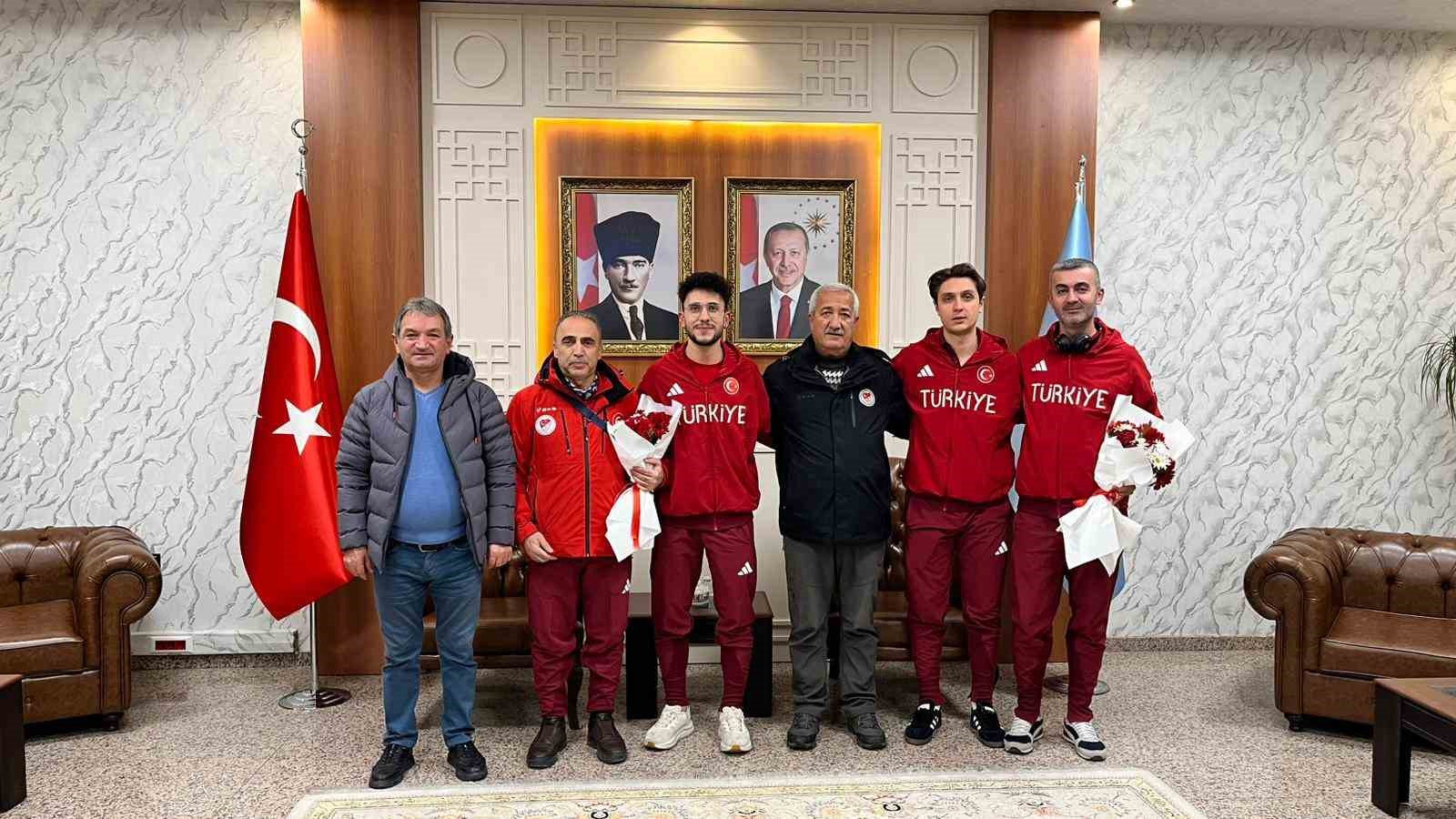 Milli sporcu Furkan Akar çiçeklerle karşılandı
