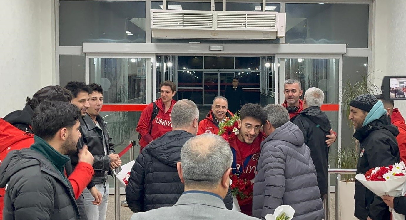 Milli sporcu Furkan Akar çiçeklerle karşılandı
