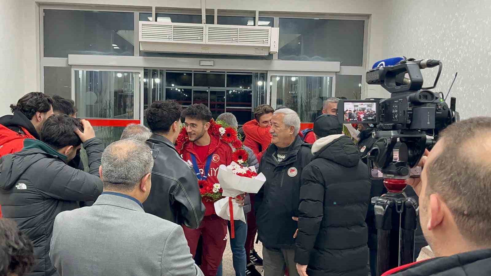 Milli sporcu Furkan Akar çiçeklerle karşılandı
