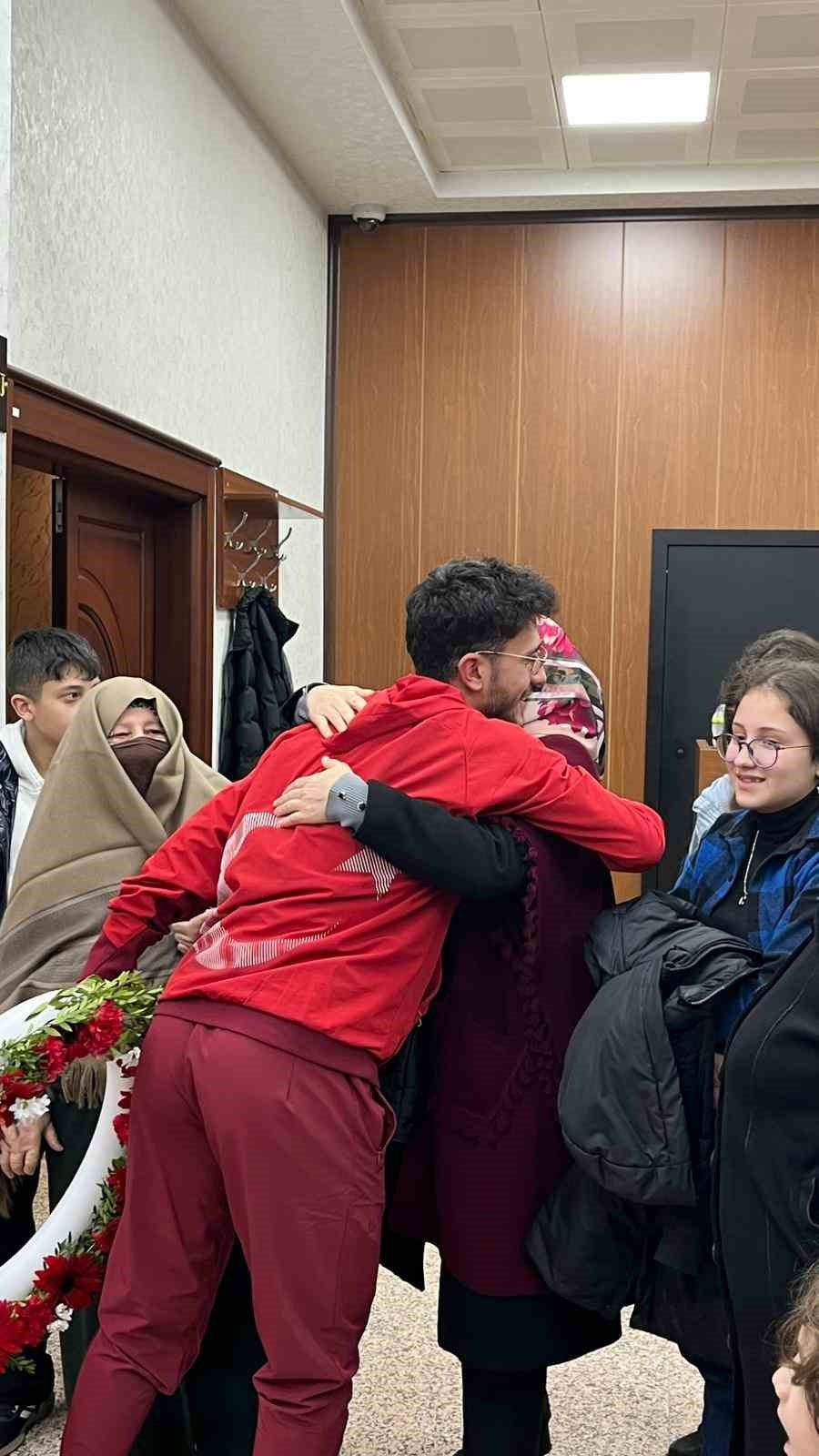 Milli sporcu Furkan Akar çiçeklerle karşılandı
