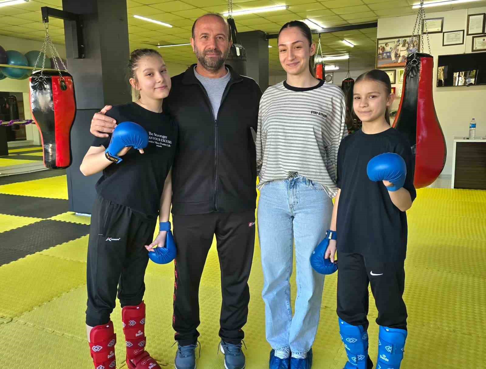 Milli sporcu Kızılaslan, minik karatecilerle bir araya geldi
