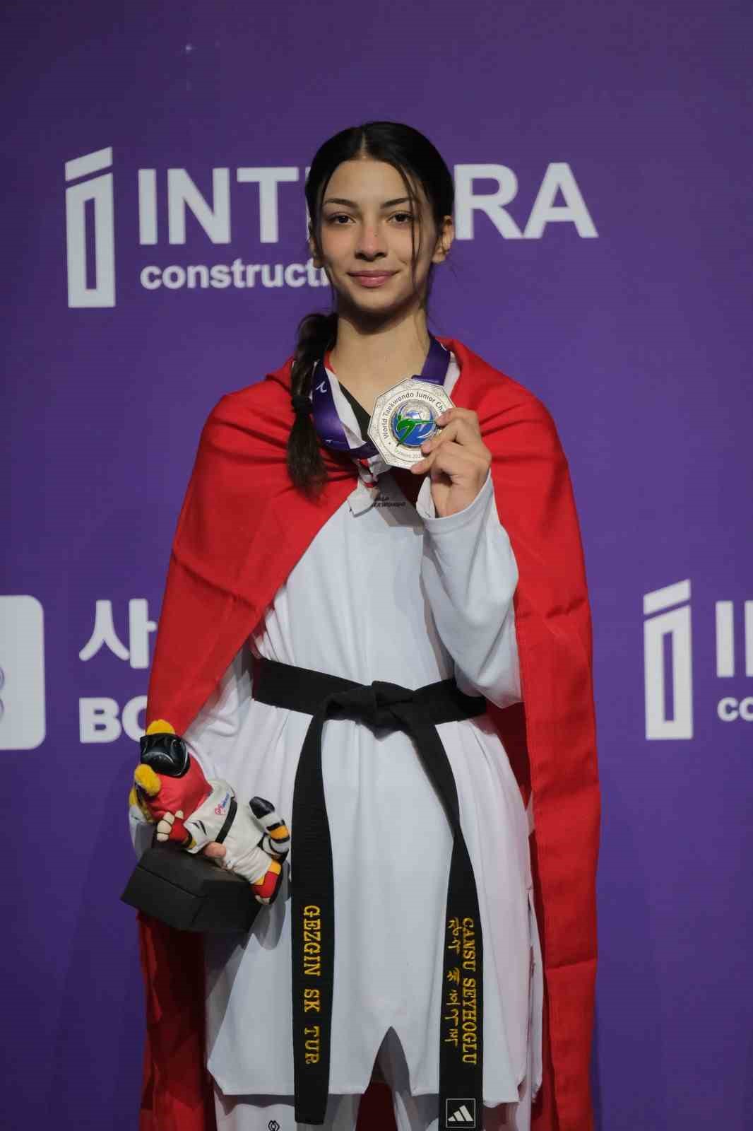 Milli taekwondocu Cansu Şeyhoğlu dünya ikincisi
