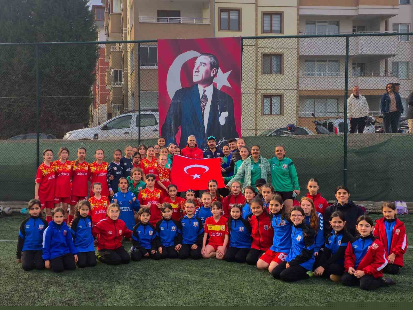 Milli Takımlar Kaleci Departmanı Koordinatörü Alper Boğuşlu Bilecik Kolej Spor Kulübünü ziyaret etti
