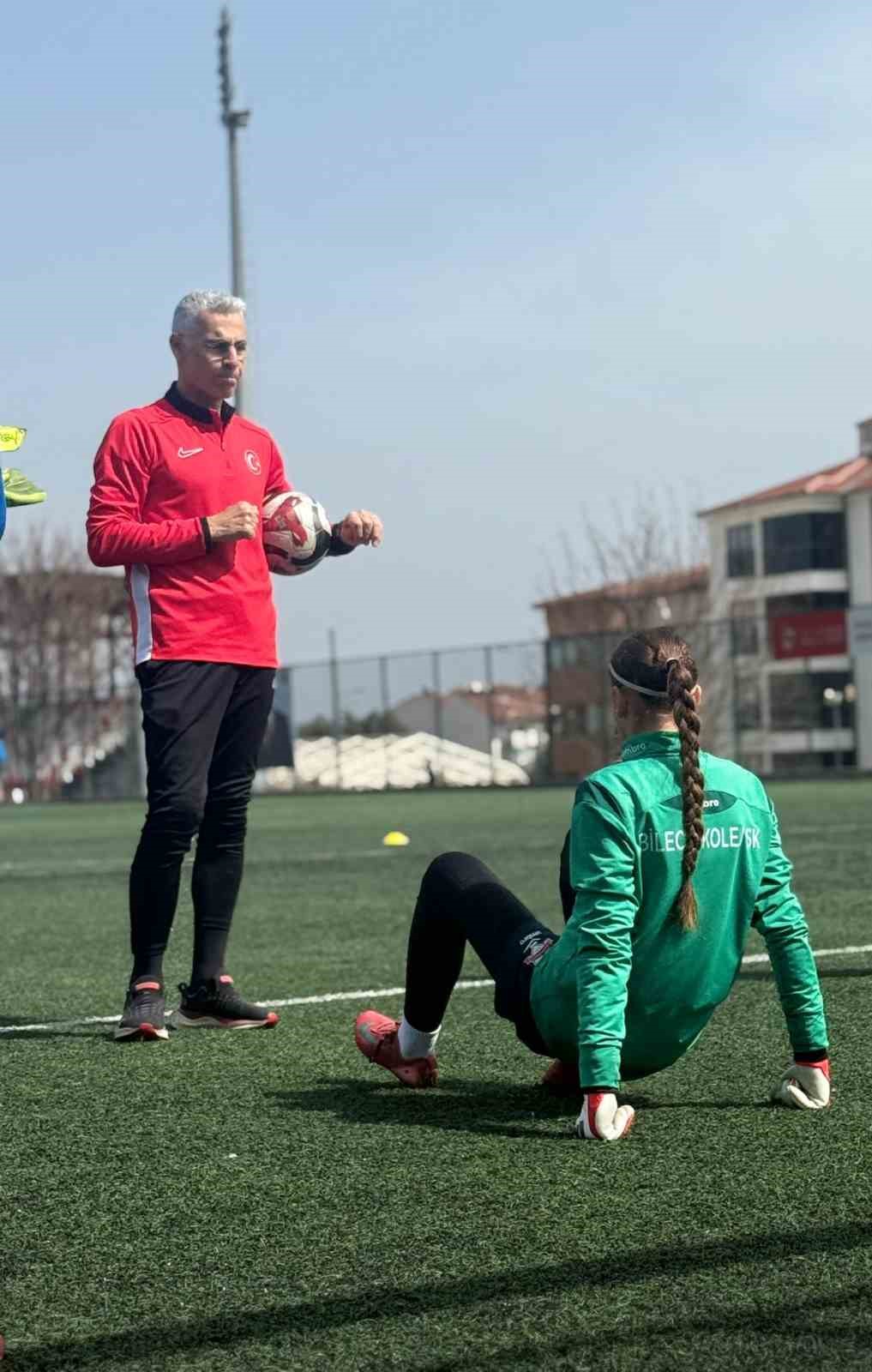 Milli Takımlar Kaleci Departmanı Koordinatörü Alper Boğuşlu Bilecik Kolej Spor Kulübünü ziyaret etti

