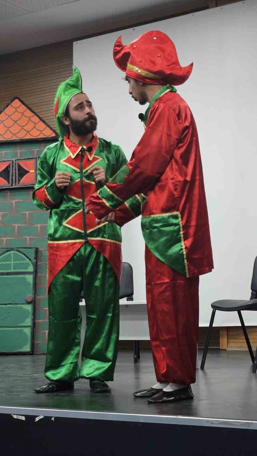 Milli teknoloji hamlesi "Karagöz ve Hacivat" ile tiyatro sahnesinde çocuklarla buluştu
Milli teknoloji hamlesi "Karagöz ve Hacivat" ile tiyatro sahnesinde çocuklarla buluştu