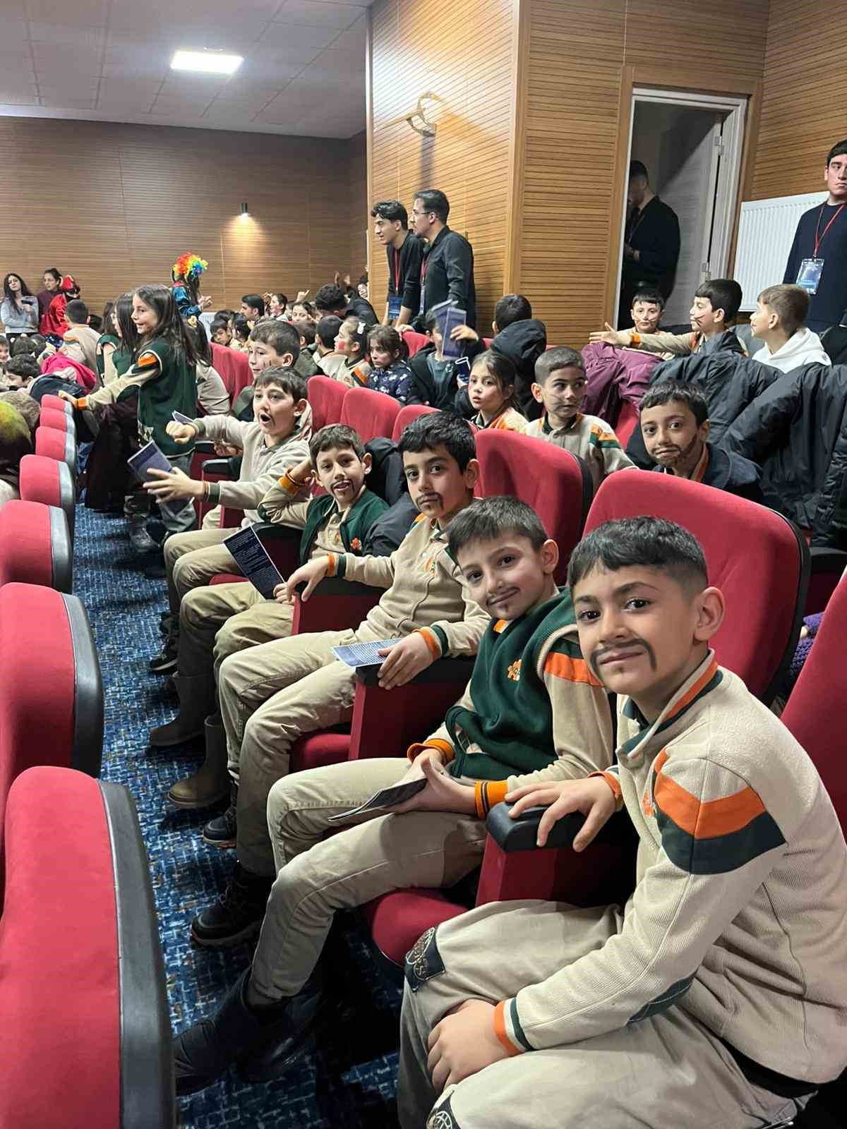 Milli teknoloji hamlesi "Karagöz ve Hacivat" ile tiyatro sahnesinde çocuklarla buluştu
Milli teknoloji hamlesi "Karagöz ve Hacivat" ile tiyatro sahnesinde çocuklarla buluştu