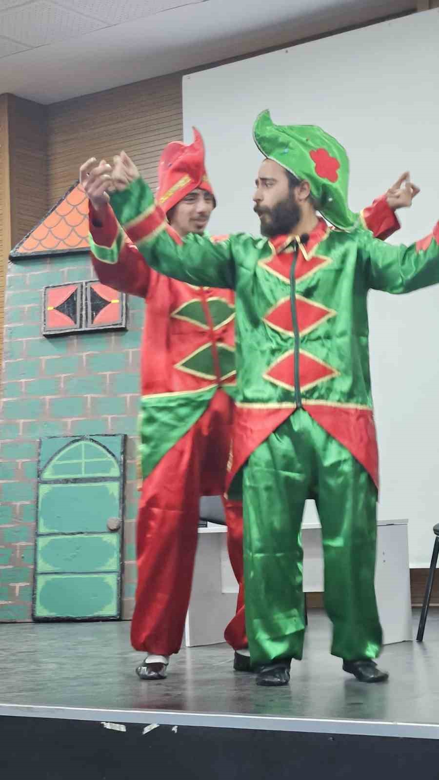 Milli teknoloji hamlesi "Karagöz ve Hacivat" ile tiyatro sahnesinde çocuklarla buluştu
Milli teknoloji hamlesi "Karagöz ve Hacivat" ile tiyatro sahnesinde çocuklarla buluştu