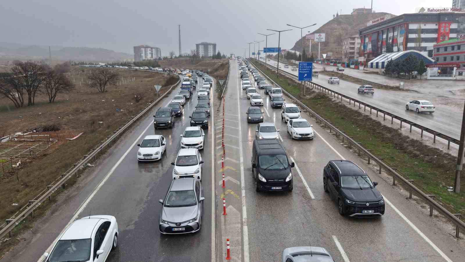 Milyonlarca öğrenci pazartesi ders başı yapacak, tatilciler dönüşe geçti: 43 ilin geçiş noktasında yoğun trafik
