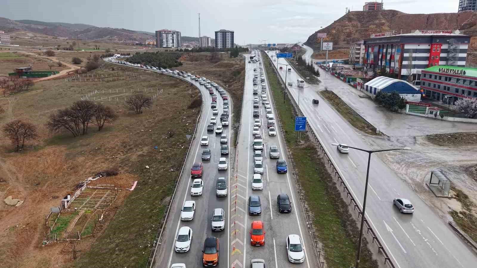 Milyonlarca öğrenci pazartesi ders başı yapacak, tatilciler dönüşe geçti: 43 ilin geçiş noktasında yoğun trafik
