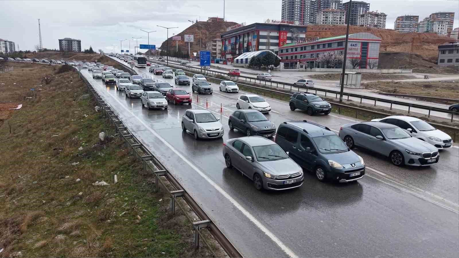 Milyonlarca öğrenci pazartesi ders başı yapacak, tatilciler dönüşe geçti: 43 ilin geçiş noktasında yoğun trafik

