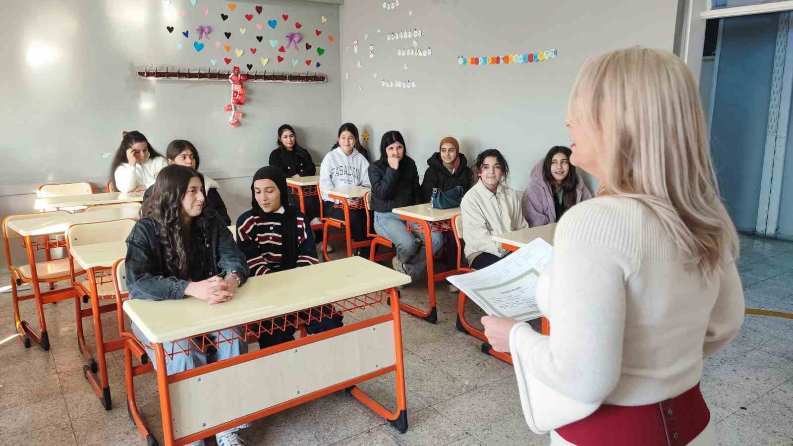 Milyonluk mal varlığını TSK’ya bağışlayan öğretmen "psikoz" çıkmadı, öğrencilerine koştu
