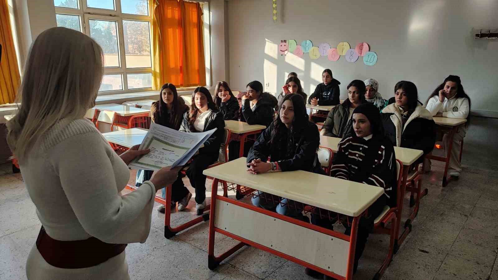 Milyonluk mal varlığını TSK’ya bağışlayan öğretmen "psikoz" çıkmadı, öğrencilerine koştu
