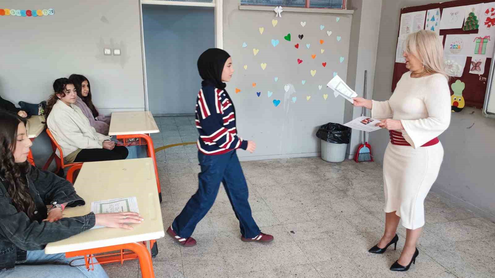 Milyonluk mal varlığını TSK’ya bağışlayan öğretmen "psikoz" çıkmadı, öğrencilerine koştu
