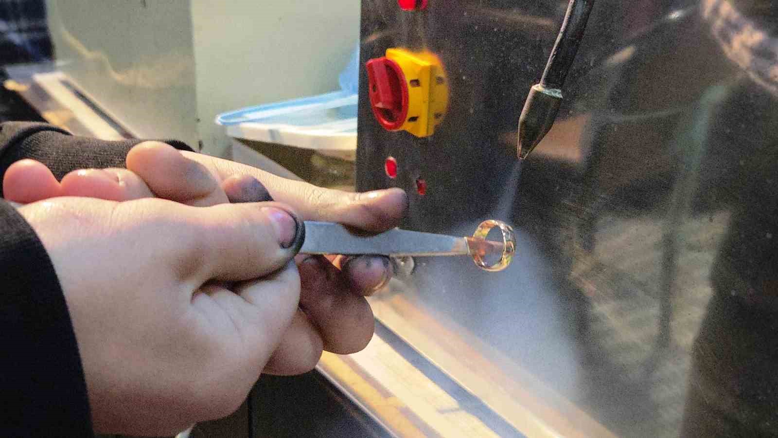 Milyonluk mücevherlere milimetrik dokunuş
