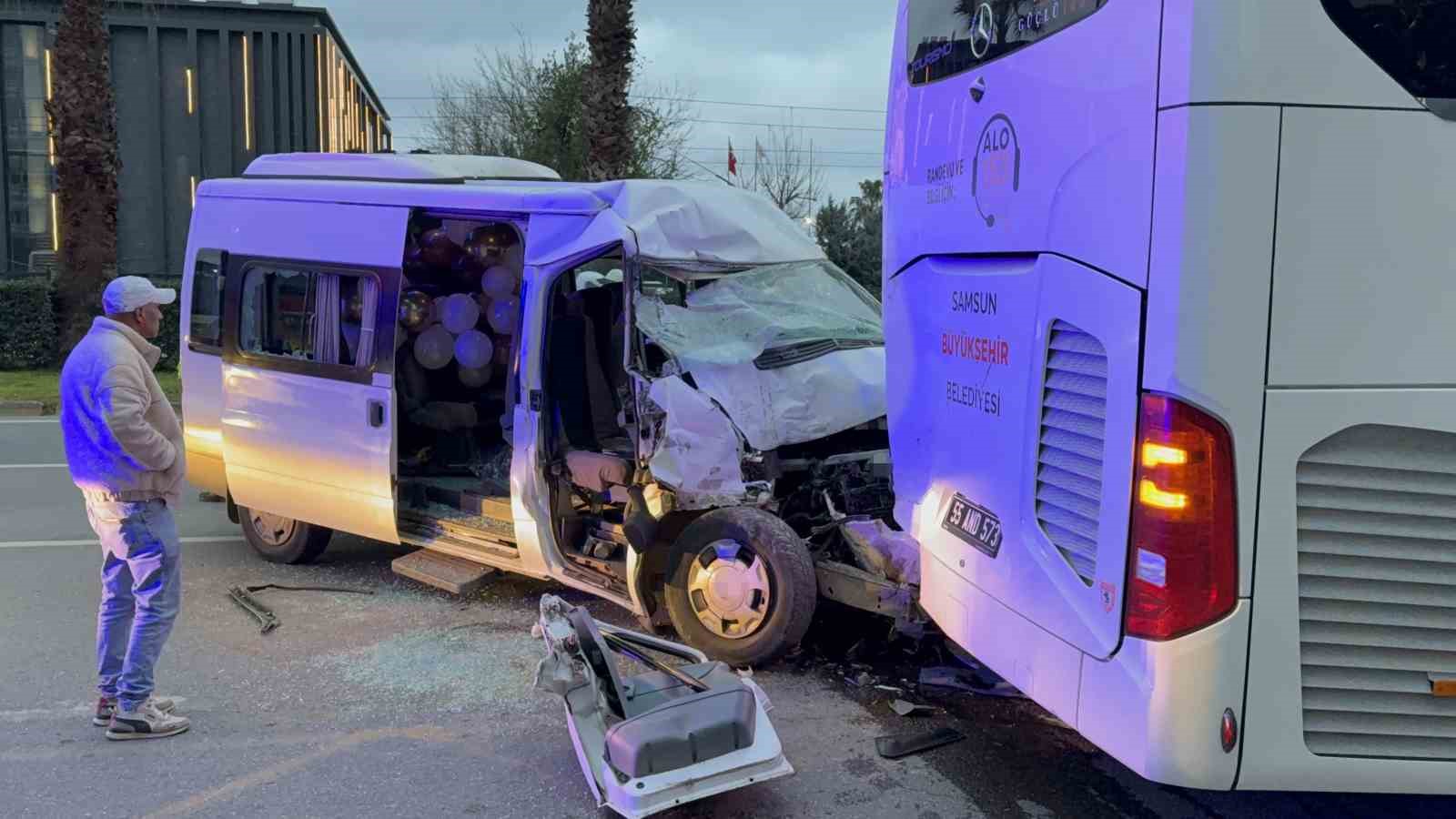 Minibüs, hafif ticari araç ve otobüse çarptı: 7 yaralı
