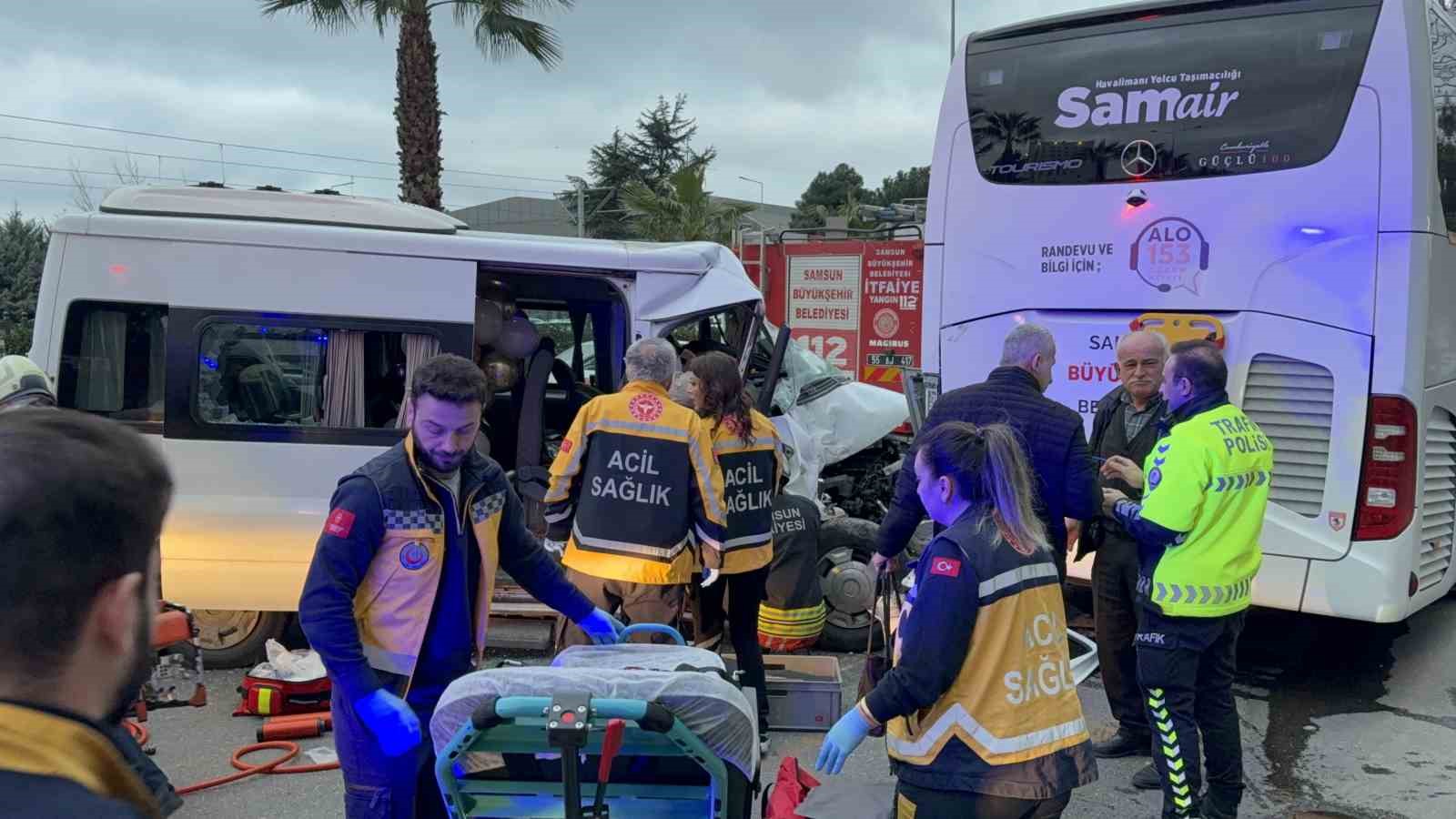 Minibüs, hafif ticari araç ve otobüse çarptı: 7 yaralı
