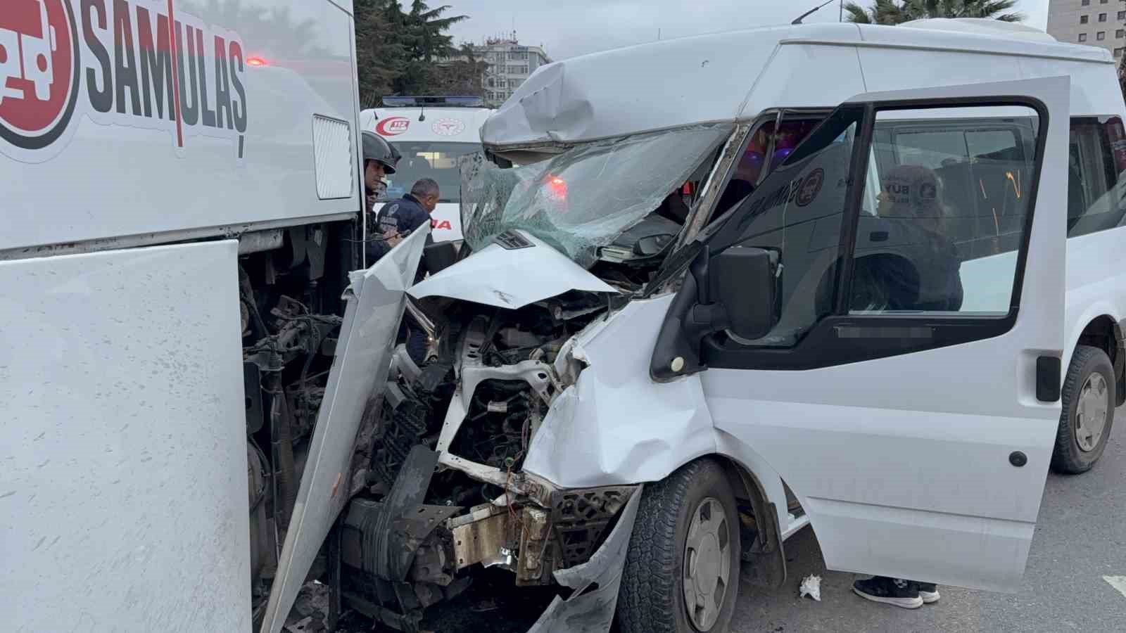 Minibüs, hafif ticari araç ve otobüse çarptı: 7 yaralı
