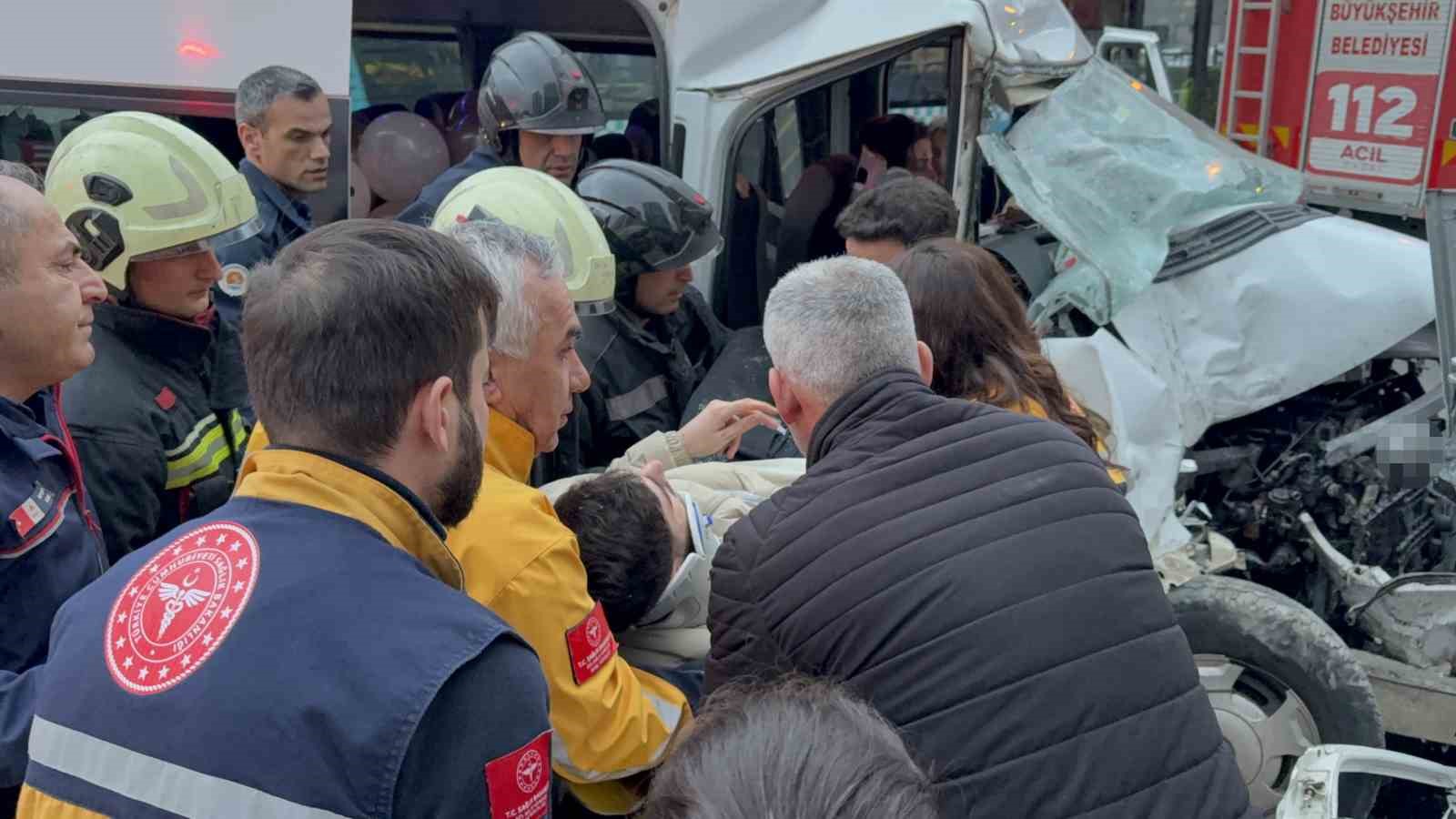 Minibüs, hafif ticari araç ve otobüse çarptı: 7 yaralı
