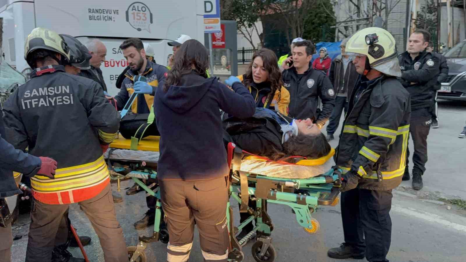 Minibüs, hafif ticari araç ve otobüse çarptı: 7 yaralı
