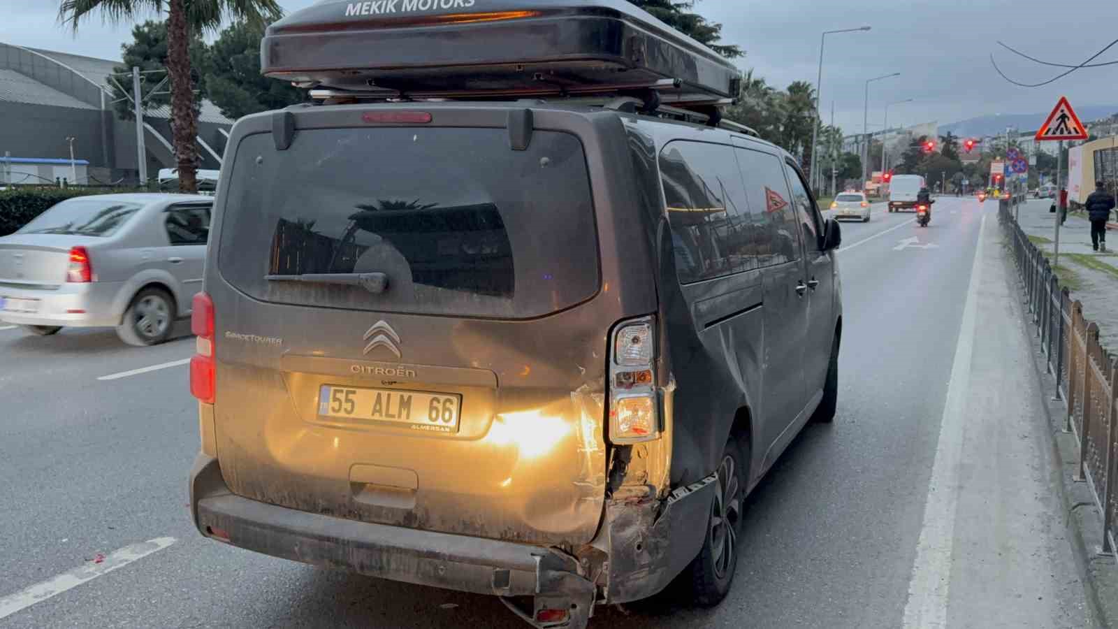 Minibüs, hafif ticari araç ve otobüse çarptı: 7 yaralı
