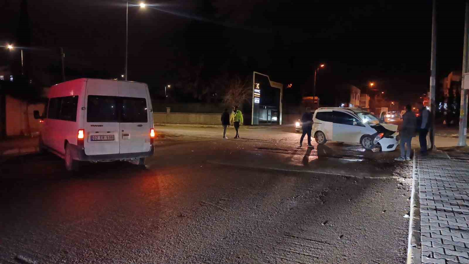 Minibüs ile hafif ticari araç çarpıştı: 1 yaralı
