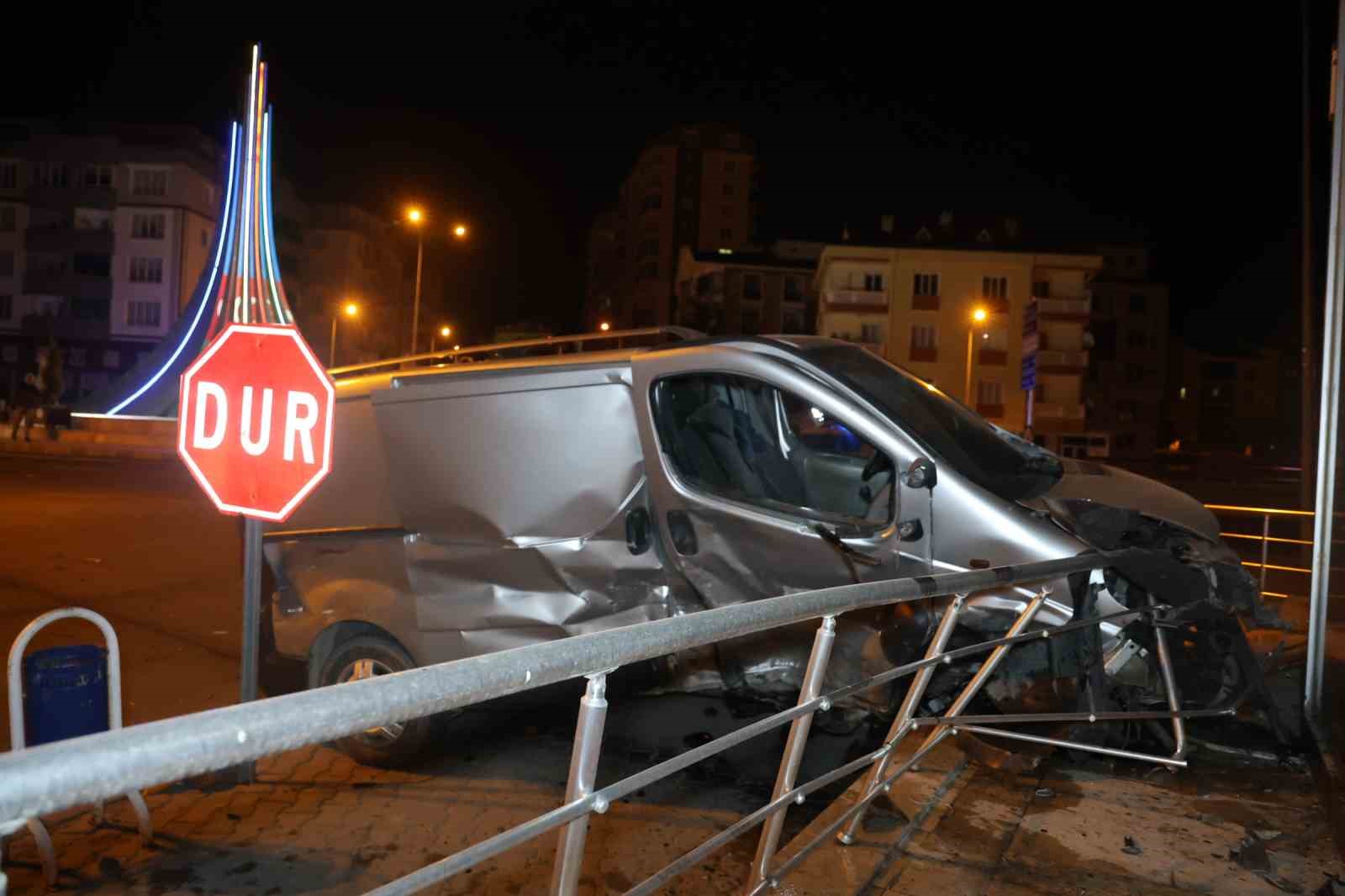 Minibüs ile otomobil çarpıştı: 1’i ağır 3 yaralı
