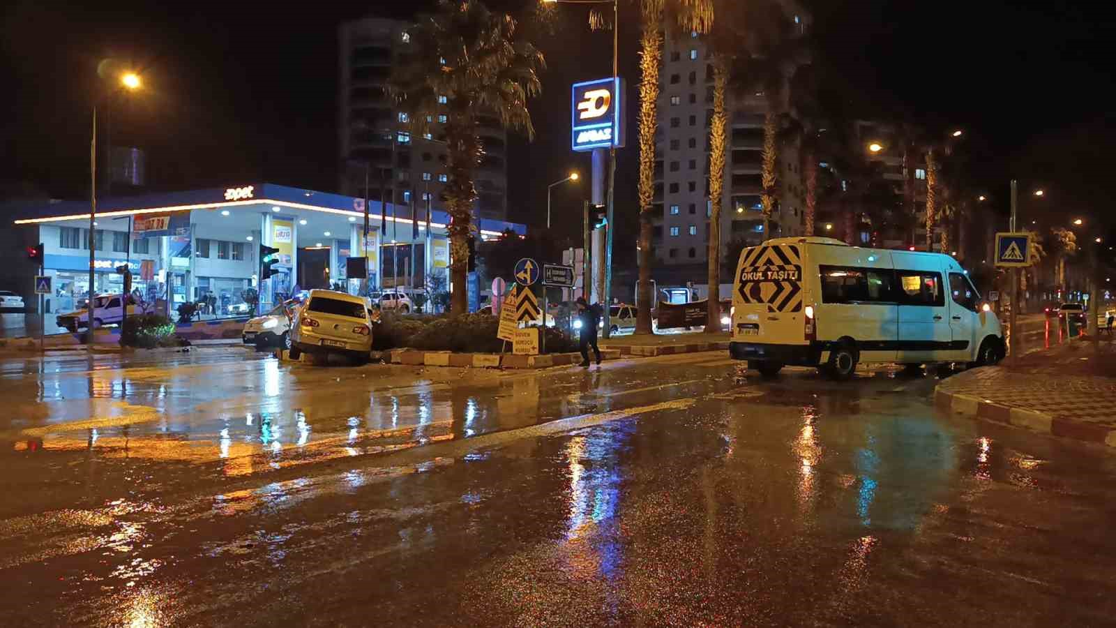 Minibüs ile otomobil çarpıştı: 4 yaralı
