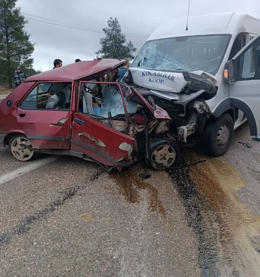 Minibüs ile otomobil kafa kafaya çarpıştı: 2 ölü, 4 yaralı
