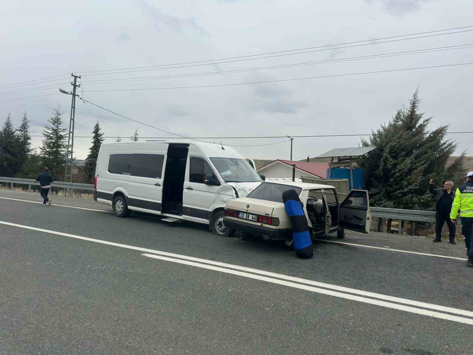 Minibüs ile Tofaş çarpıştı: 4 yaralı
