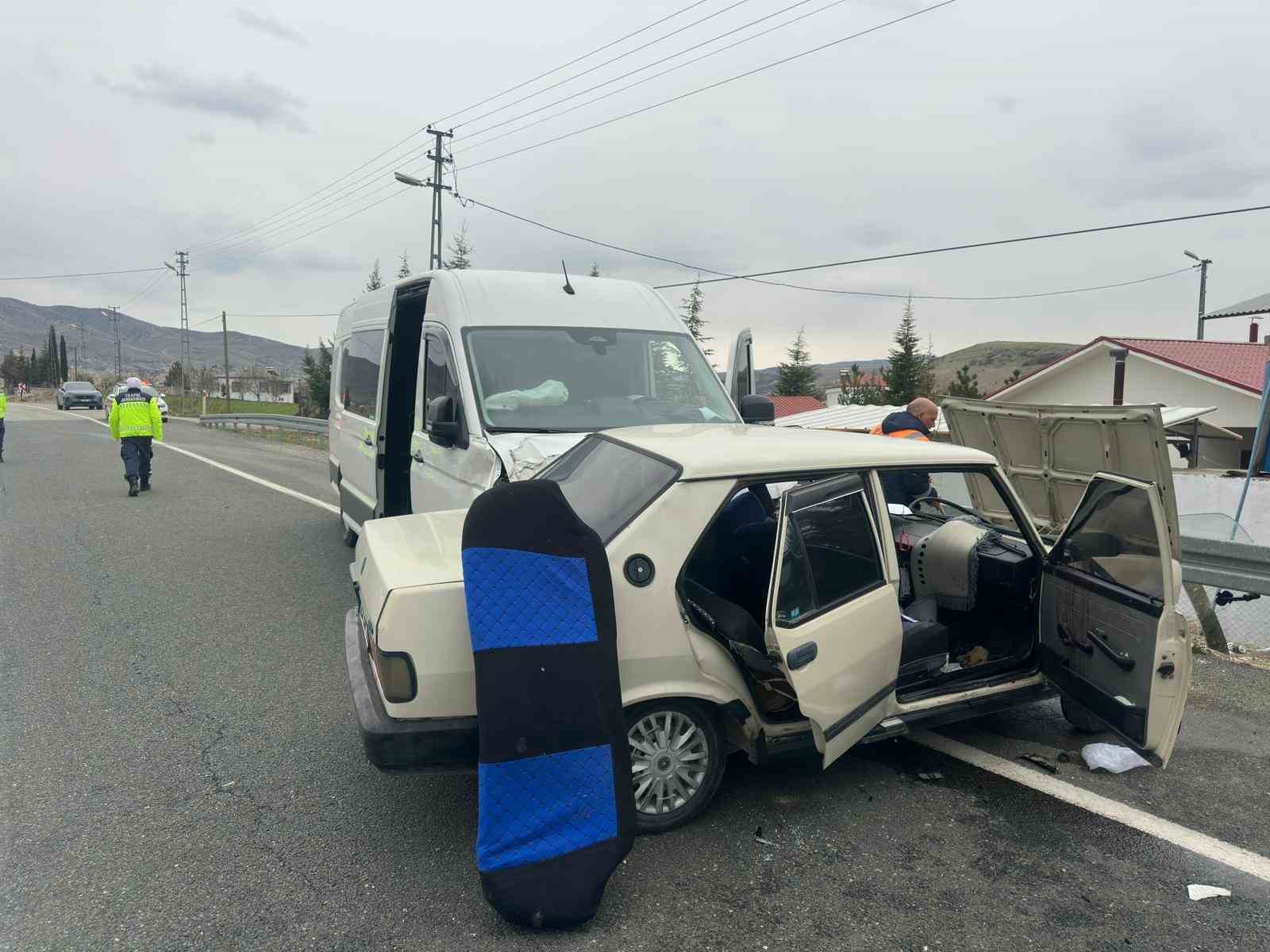 Minibüs ile Tofaş çarpıştı: 4 yaralı
